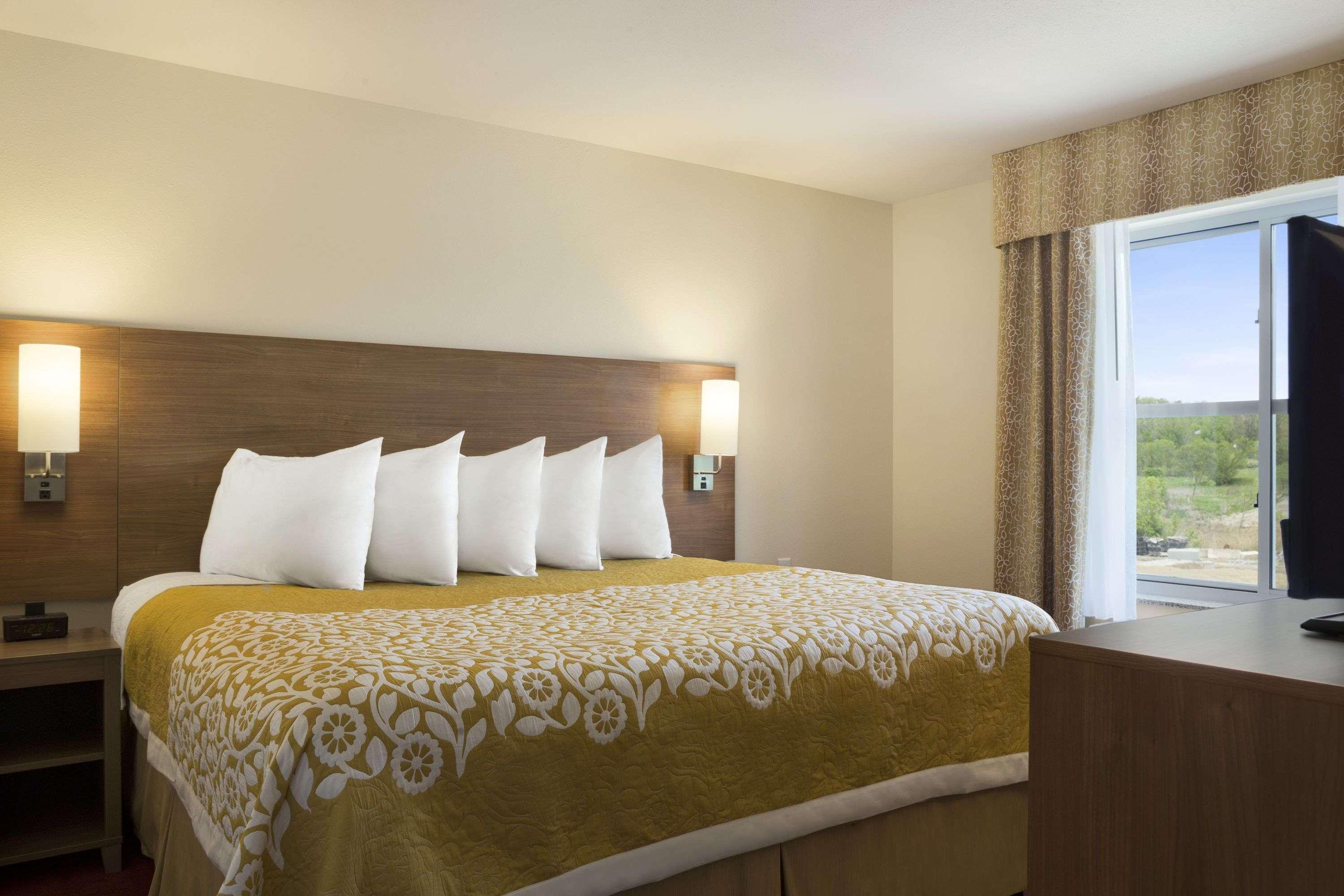 Days Inn & Suites By Wyndham Belmont Dış mekan fotoğraf